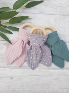 Wooden teething ring with muslin cloth