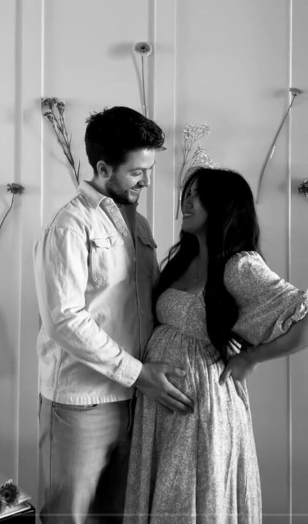 Black and white gender reveal flowers video