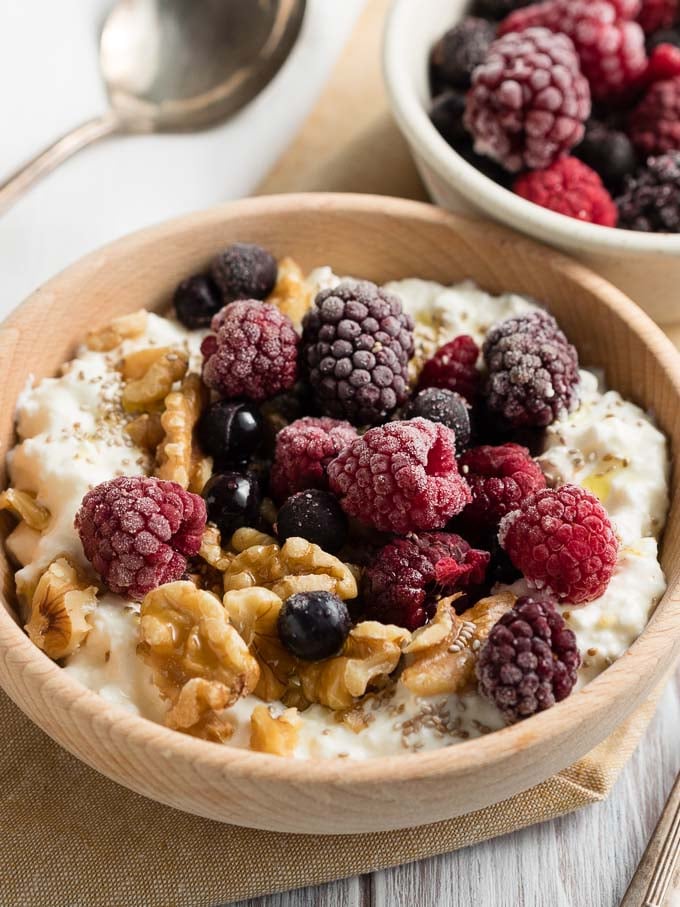 Easy gestational diabetes breakfast consisting of a cottage cheese bowl topped with mixed berries, walnuts, and chia seeds.